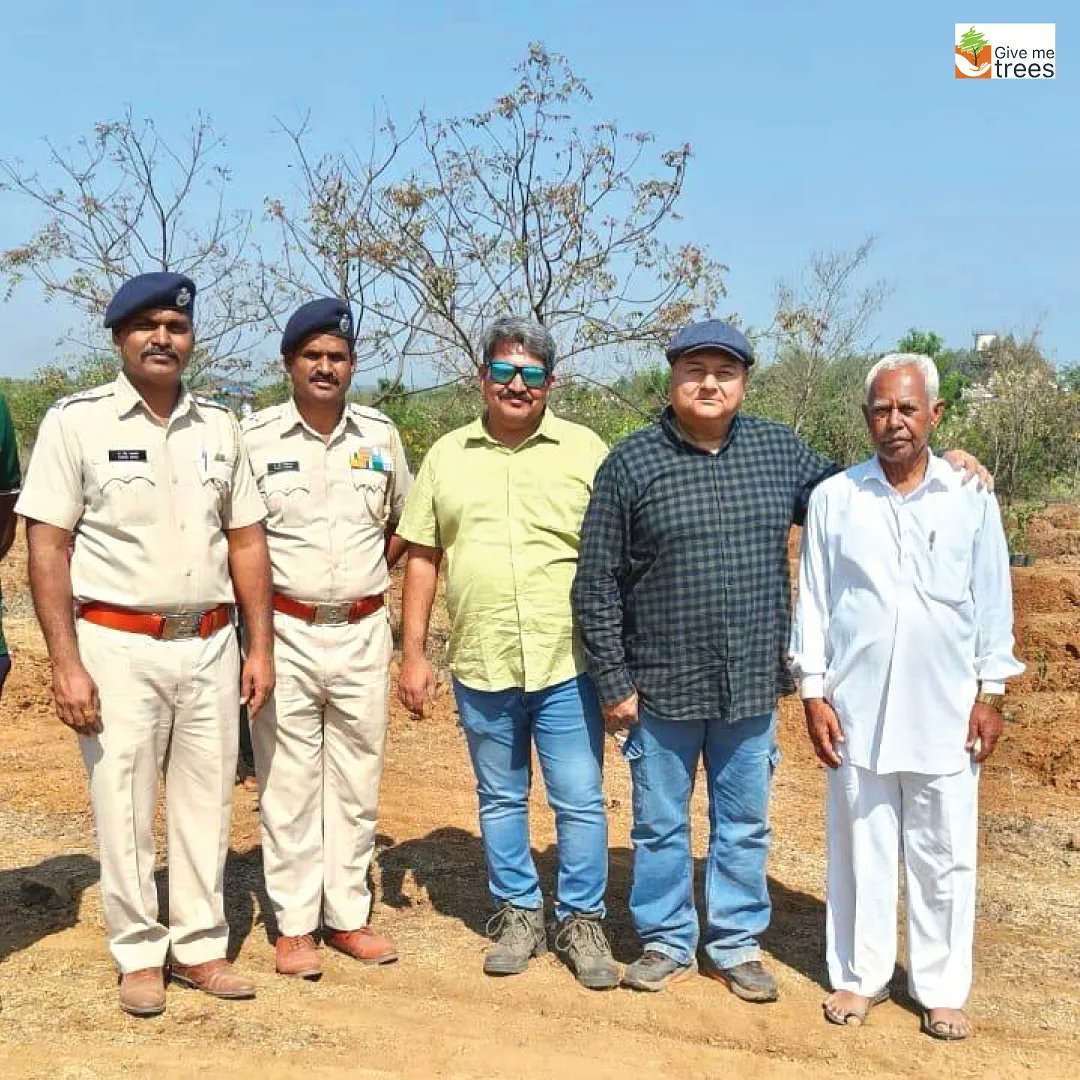 givemetrees's tweet photo. Growing Together: Give Me Trees Trust and Sita Foundation together planted 500 saplings in #Pune, supported by dedicated school #volunteers.

Graced by the leadership of our esteemed managing trustee, @PeepalBaba.

#givemetrees #sustainablefuture #treeplanting #foragreenerfuture https://t.co/J2FfPYDFYX