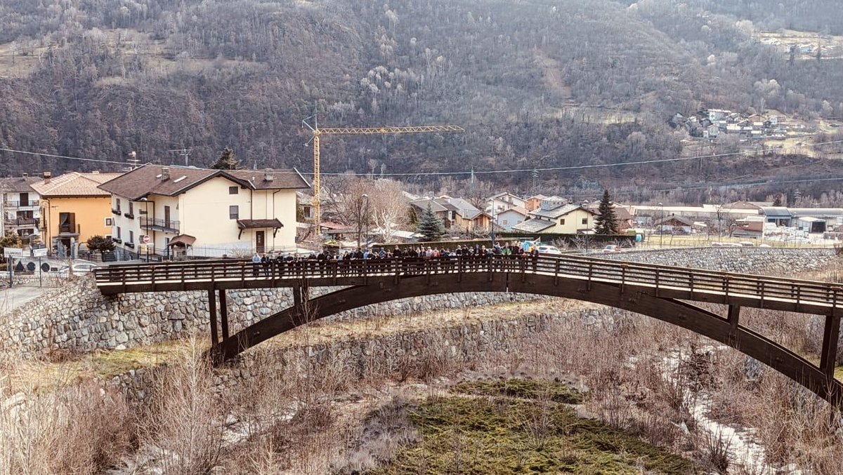 Junior Ski Trip all arrived safely in Pila. Fed, watered &amp; exploring the town of Nos. Currently in search of a castle! #RGSHWlife