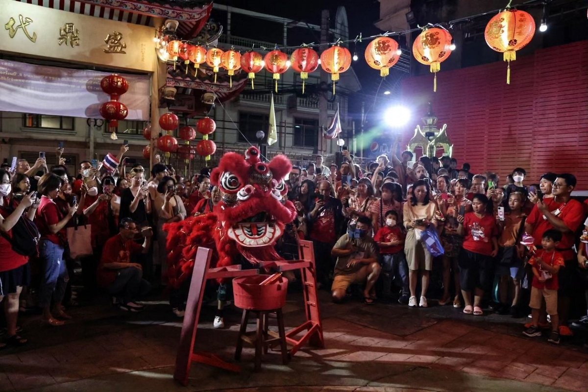MongelliValeria's tweet photo. Celebrations of the Lunar New Year of the Dragon in Bangkok Chinatown. @StudioHansLucas #photojournalism https://t.co/eEKDKnSlTU