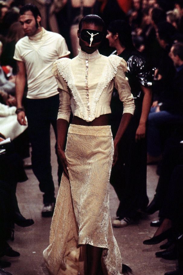 veivetchica's tweet photo. forever unmatched, alexander mcqueen’s legacy will always remain an inspiration https://t.co/VpFWda258I