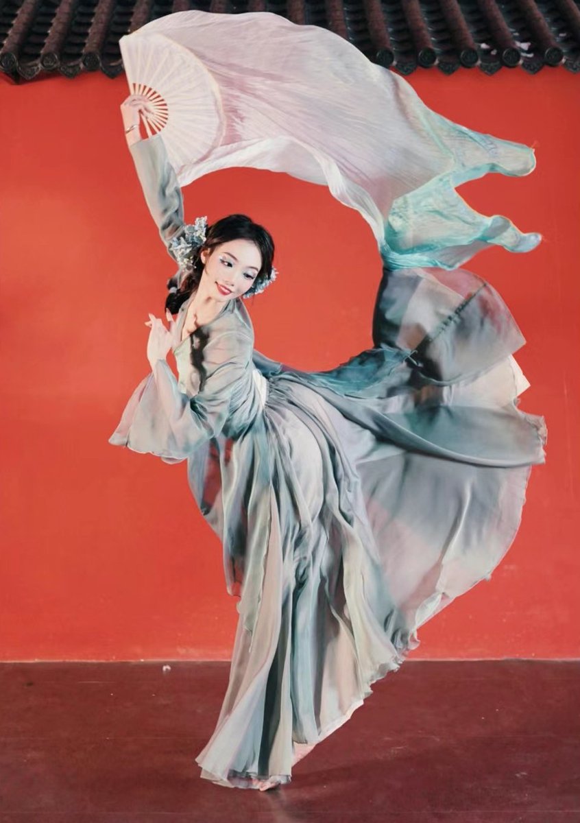 YoYoyo71146210's tweet photo. Chinese dance - Chinese classical dance
Nationality: Chinese Han 
Introduction: It is an extension of Han traditional dance, a dance formed in the 1950s that combines traditional dance with elements of Chinese opera, ballet and some Western dances. https://t.co/ldgBRHcXVt