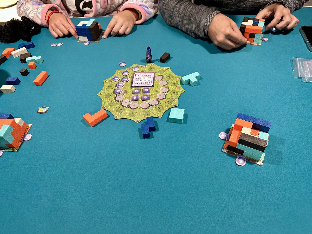 SectarioLudico's tweet photo. Luego nos enseñaron #Monolyth y después de probarlo nos pareció un abstracto correcto. Muy visual las construcciones en 3D. De momento para mí… lo volvería a jugar pero con la copia de otro, no lo veo para sumar a mi colecccion. https://t.co/Rl7wLX6ARx