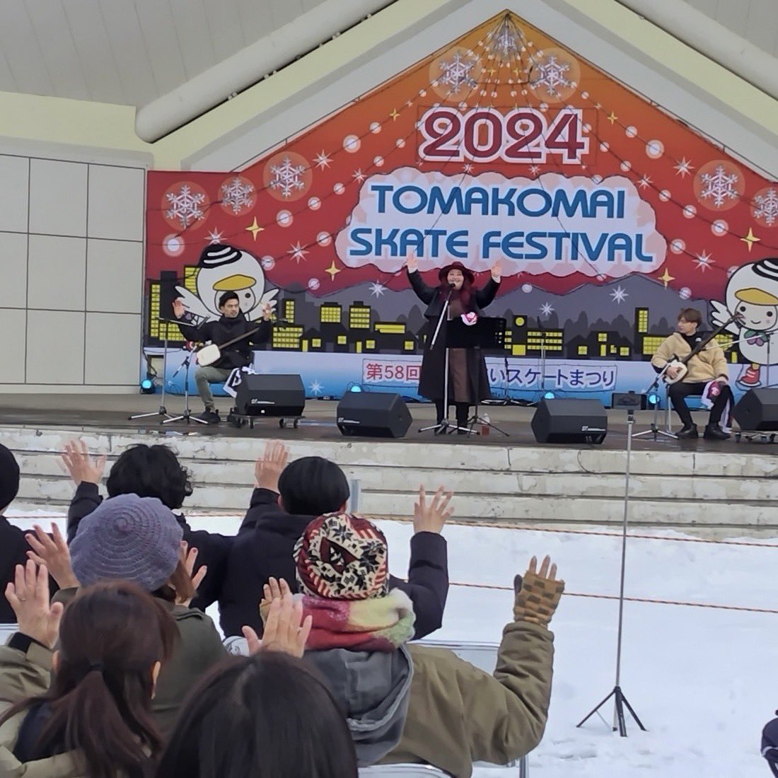 candollkey_ties's tweet photo. 2/11 とまこまいスケートまつりLIVE⛸⛸

寒い中お越し頂いた皆様、スタッフの皆様ありがとうございました🫡

暖かく、しばれ焼きのいい匂いの中楽しくLIVEさせて頂きました🥩

#candollkeyxties #candollkey #ties #キータイズ #苫小牧市 #北海道 #とまこまいスケートまつり #スケート #しばれやき https://t.co/4j6QjXpOR2