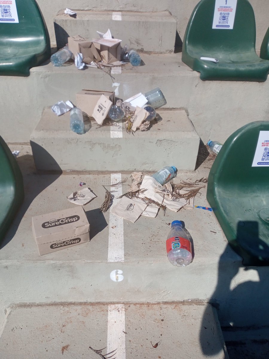 MinuMiniussi's tweet photo. Así queda el estadio cuando termina la jornada, mientras Wawrinka entrena y no se va hasta que tira la última basurita que quedó en la cancha https://t.co/YnskPxz1B2