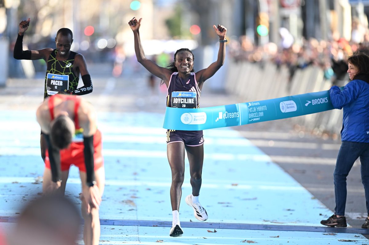 CarrerasMontana's tweet photo. MITJA MARATÓ BARCELONA BY BROOKS, RESULTADOS. 
���� Kandie y Jepkosgei con record fememino (01h04:29) 
🥇  Récord popular con 28.000 inscritos 
Crónica 👉 https://t.co/eBy42V63LZ
#mitjamarato 📸 @mitjabarcelona https://t.co/oysBjDkZmI