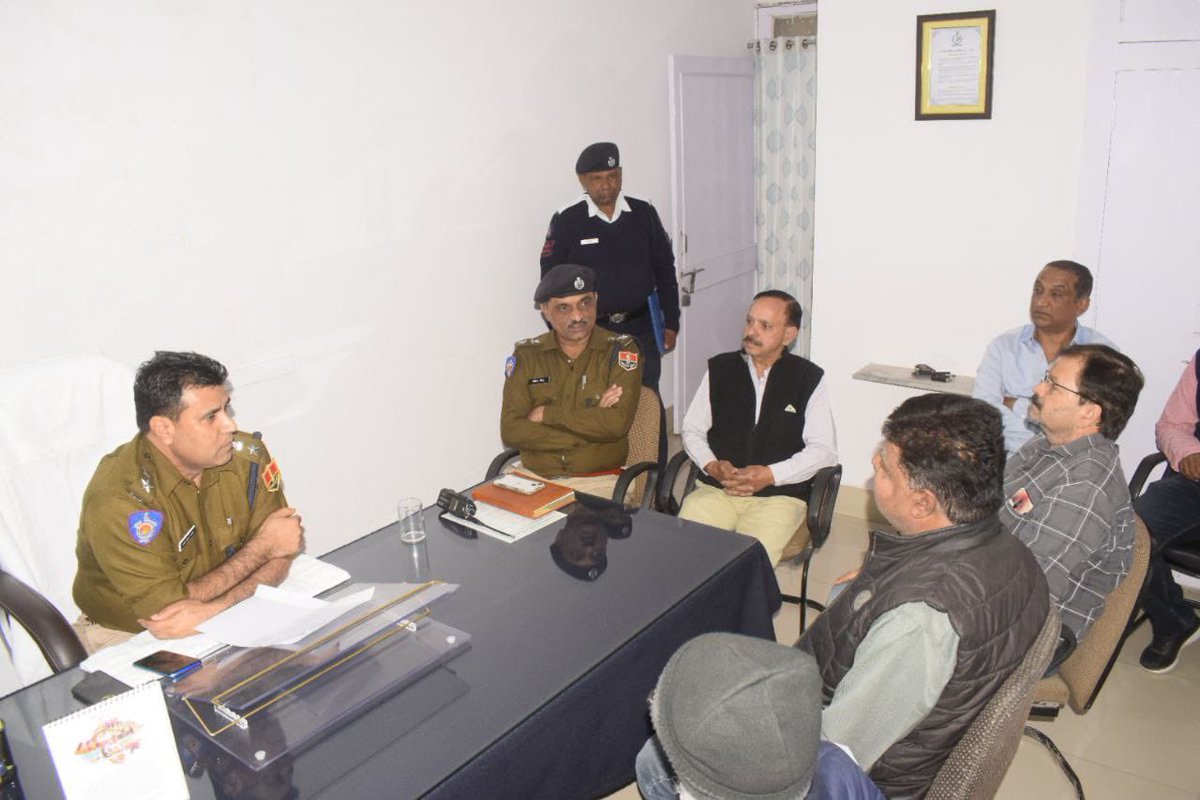 12,13 फरवरी 24 को पंजाब हरियाणा बॉर्डर अवरुद्ध रहने को देखते हुए राजेश कुमार कांवत, पुलिस उपायुक्त,यातायात,आयुक्तालय जोधपुर ने गुड्स ट्रांसपोर्ट एसोसिएशन ,सनसिटी ट्रांसपोर्ट एसोसिएशन ,पैंट्रोलियम डीलर्स एसोसिएशन व ऑयल इंडिया टूरिस्ट बस एसोसिएशन के पदाधिकारियों के साथ की बैठक..
