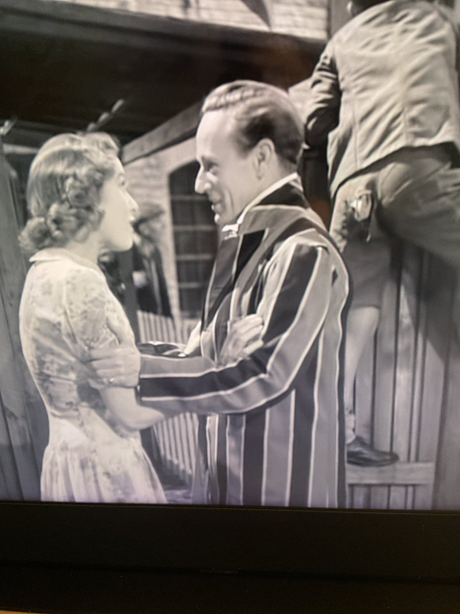 Lovely Sunday afternoon watching this film again. What is it called?  #LeslieHoward @LeslieHoward93 #oldmovies #Spitfire