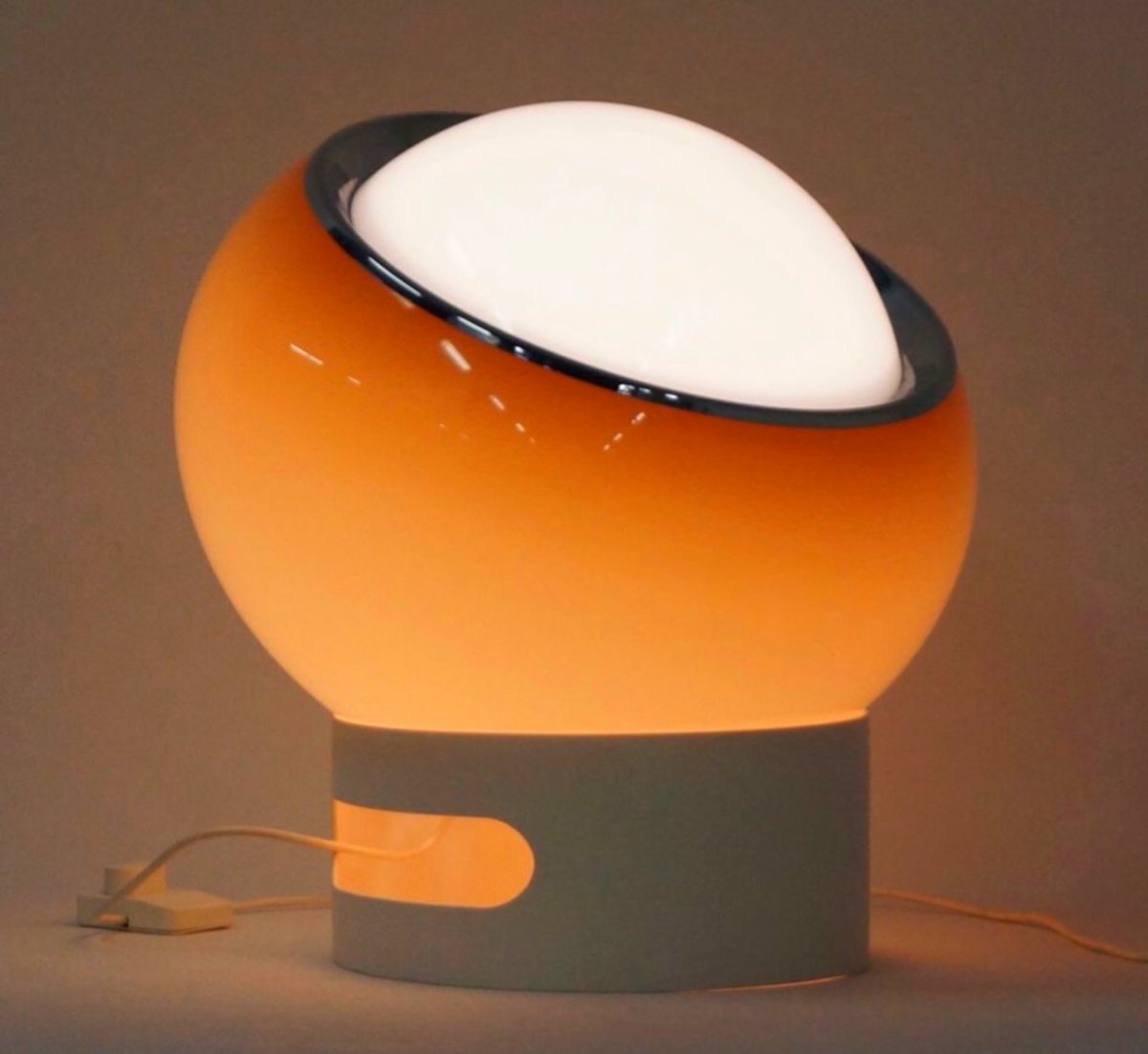 luusssso's tweet photo. Vintage lamps by Italian brand Harvey Guzzini https://t.co/IbMEeXs0jZ