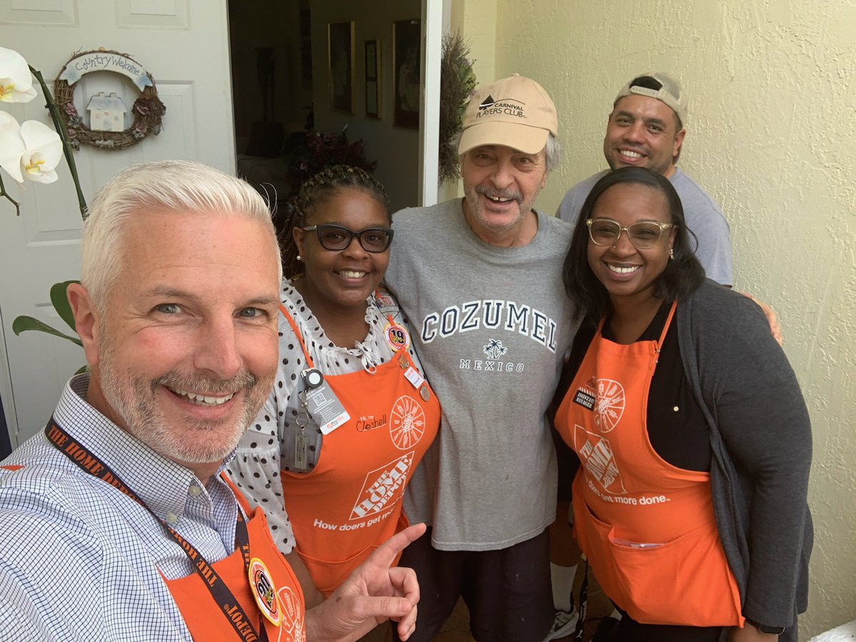 FANTASTIC example of support &amp; partnership in D154 as DSM <a href="/SAdelwerth/">Scott Adelwerth</a> stopped by a USIG carpet installation with Cleshell &amp; SASM Kisha to meet &amp; greet our mutual customer &amp; tech. Also allowed them to experience the installation process from out of the store.. THANK YOU TEAM!!👏