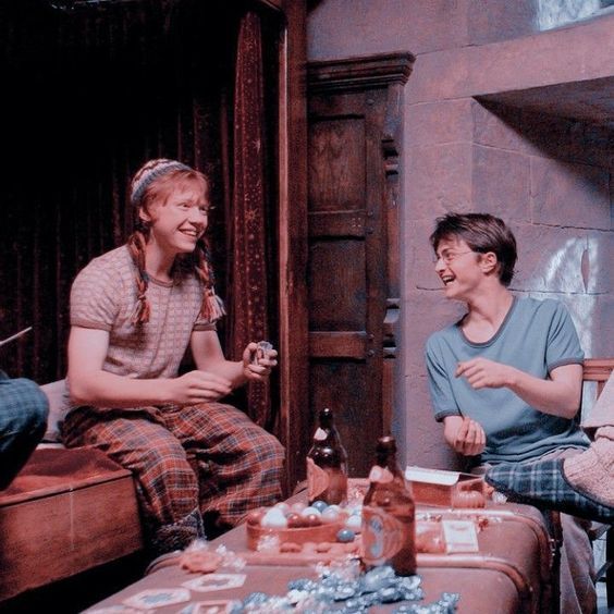 MuggleNet's tweet image. Today is a National Make a Friend Day! Did you meet any friends through "Harry Potter" or "Fantastic Beasts"? #MakeAFriend