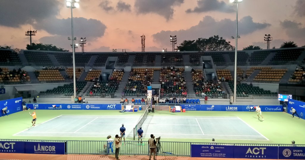 HiteshMadras's tweet photo. Lights on here in the SDAT Stadium, Nungambakkam 😁❤️

#KnowledgeableChennaiCrowd ✨
#Tennis ❤️ https://t.co/yGD8RQw6xC
