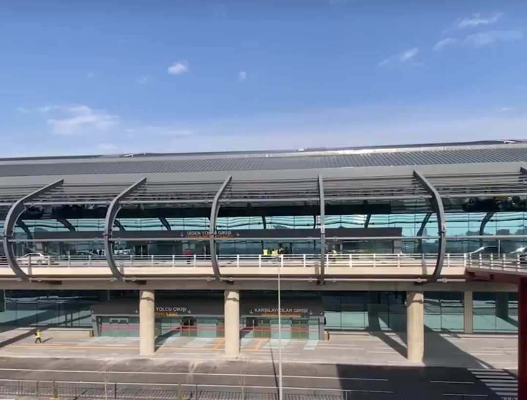 Kayseri'nin dünyaya açılan kapısı Kayseri Havalimanı yeni terminal binası hizmete açıldı.
Kayserimize yakışan bu tesiste emeği geçen tüm devlet büyüklerimize ve yetkililere teşekkürlerimi sunarım.
Şehrimize ve tüm hemşerilerimize hayırlı ve uğurlu olsun...