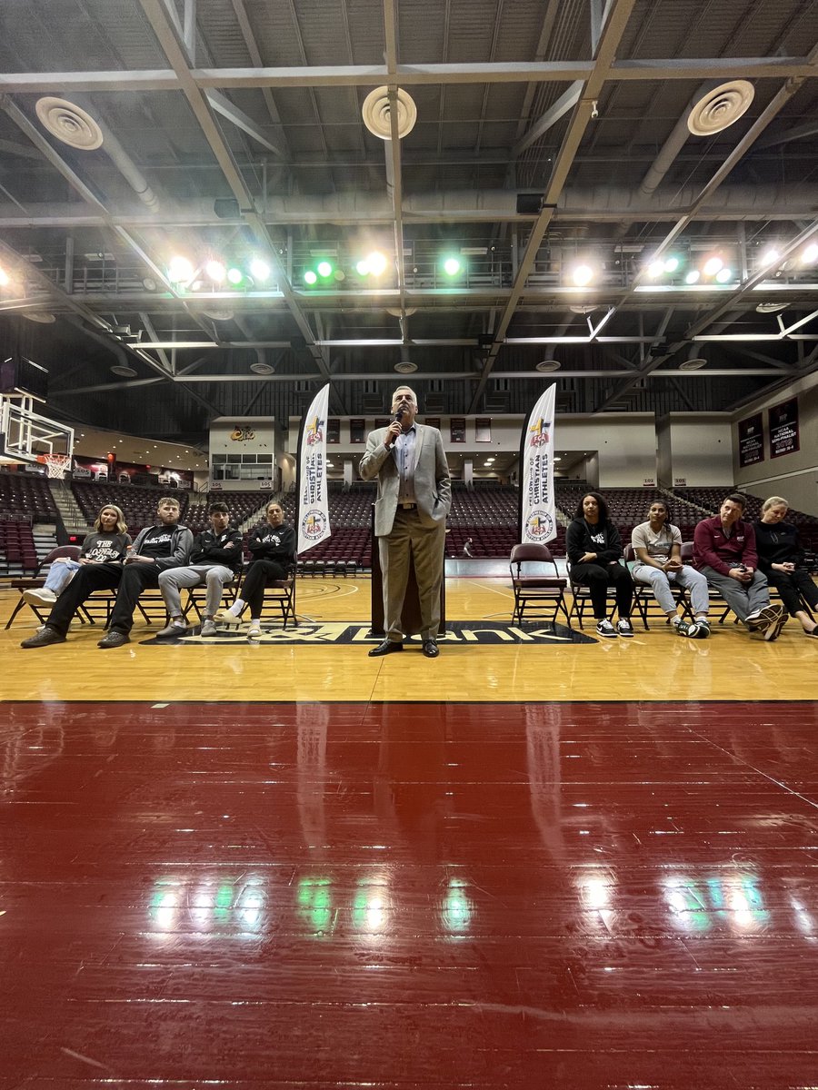 After a tough 2 point loss to a Top 10 Gannon team, it was a privilege to speak to  a large crowd at ⁦<a href="/FCAatIUP/">FCA at IUP</a>⁩ Faith Night. Six athletes gave inspiring stories about God’s faithfulness in their lives. An honor to give God glory in all circumstances✝️ 1Thessalonians 5:18