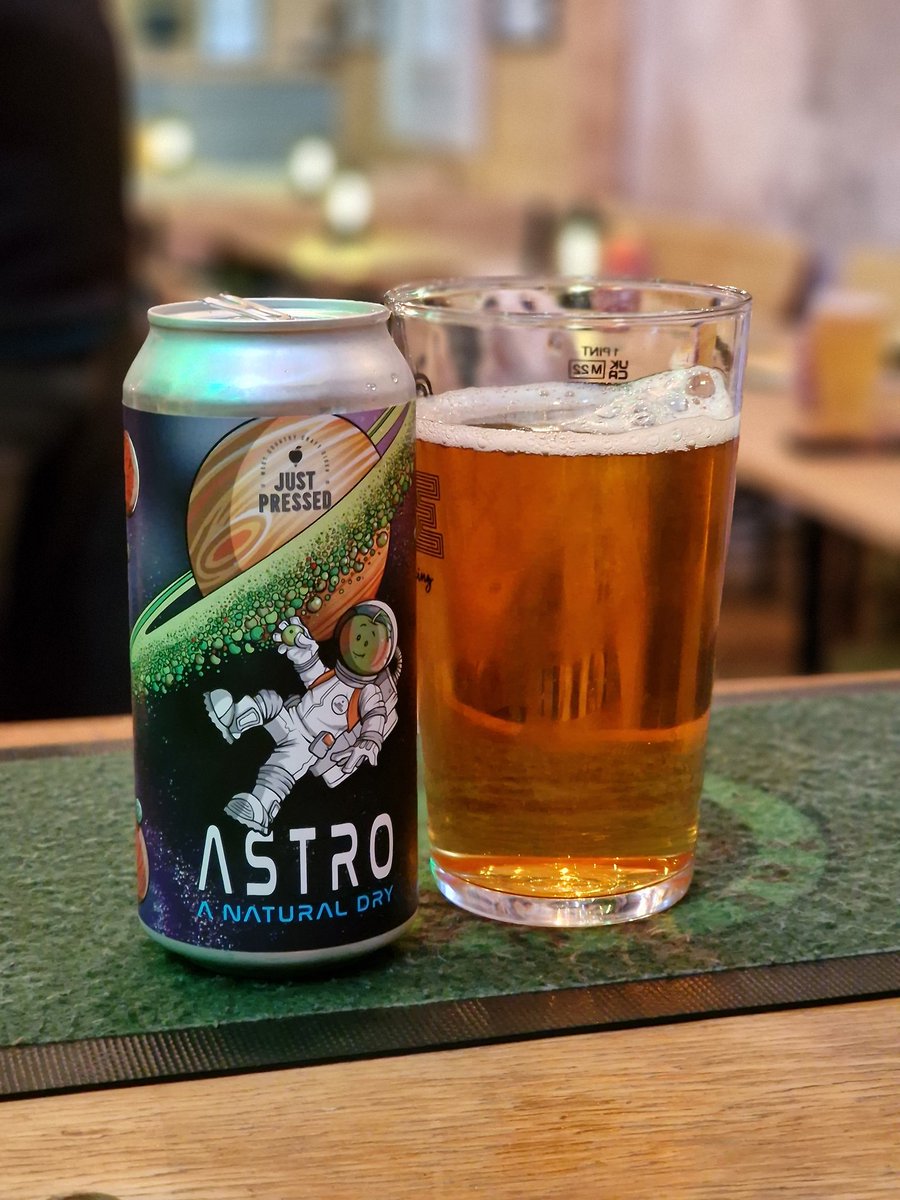 🍎 Cider Sunday 🍎 

Today's highlight is a dry cider by Longhope producers Just Pressed. Astro is a nicely carbonated 4.8% cider. It's lively and refreshing with a crisp finish. Lovely on a sunny afternoon! 

We open today at 12 (till 4!), and still not showing the sports!