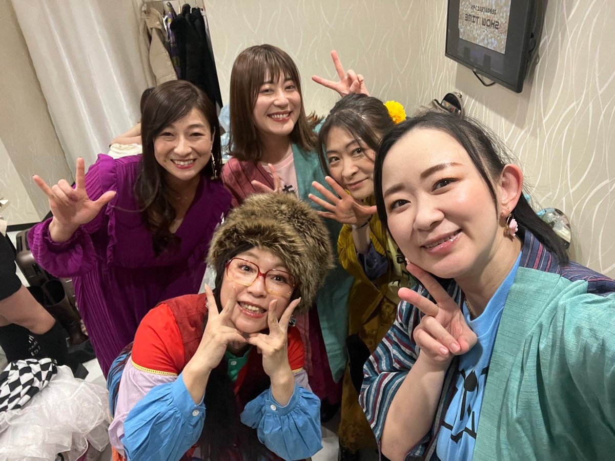 sakegirls's tweet photo. #ひとみのAKIBAエンタメSHOWTIME
出演ありがとうございました😊✨
 #神谷知佳 産後明け初の出演ライブでした🎤✨ 曲： #日本酒音頭 の振り付けを頂いた #ひ���みよしこ さんの主催イベントでしたよ💖 新曲「米米米」も制作早めに進めたい…🌾🌾🌾 サインボーカリストの #水戸まなみ さんも素敵だった😍 https://t.co/yOXD798Fjm