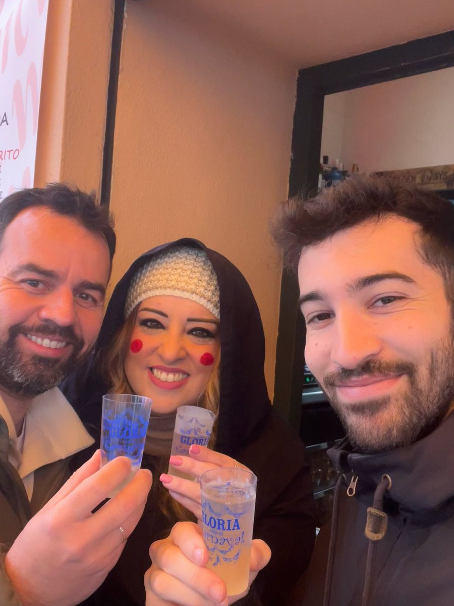 pivadecai's tweet photo. Nivel Jartible Máximo
Con mi @rubenlopez07 y mi @beniarroyo_ brindando con Moscatel Gloria, el de toda la vida el de @AragonBodega
Te echamos de menos @jjcadi
#domingodecoros #carrusel #Cádiz #carnavaldecadiz @COPECadiz https://t.co/LJNGYTmkMX
