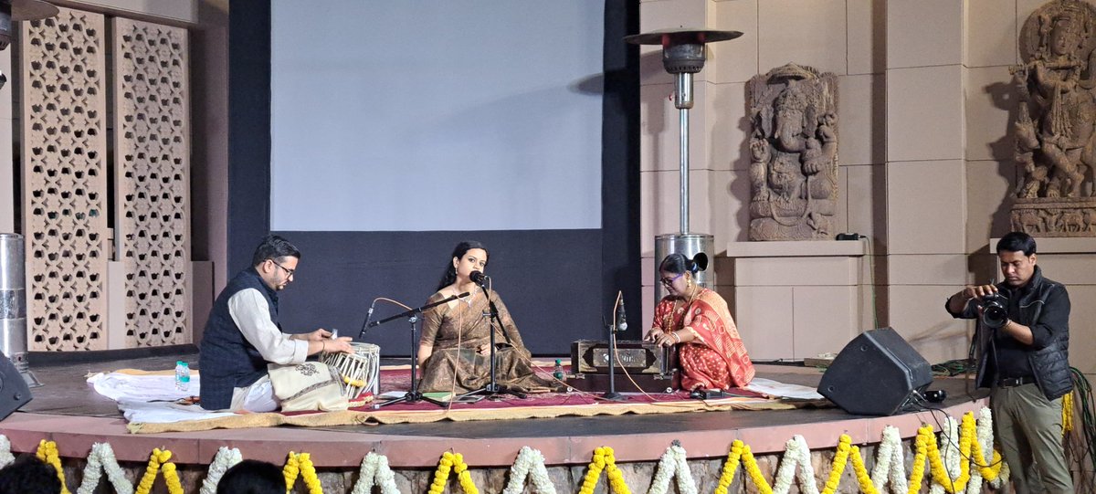 jagdishmitra's tweet photo. weekend evenings so serene and blissful that it reminds you of the power of music ...especially the maestro ..@ragaravishankar we are blessed for what you did for Indian culture .. u stand tallest not just in India but globally to bring the east and west together 🙏 https://t.co/okep7KnXwp