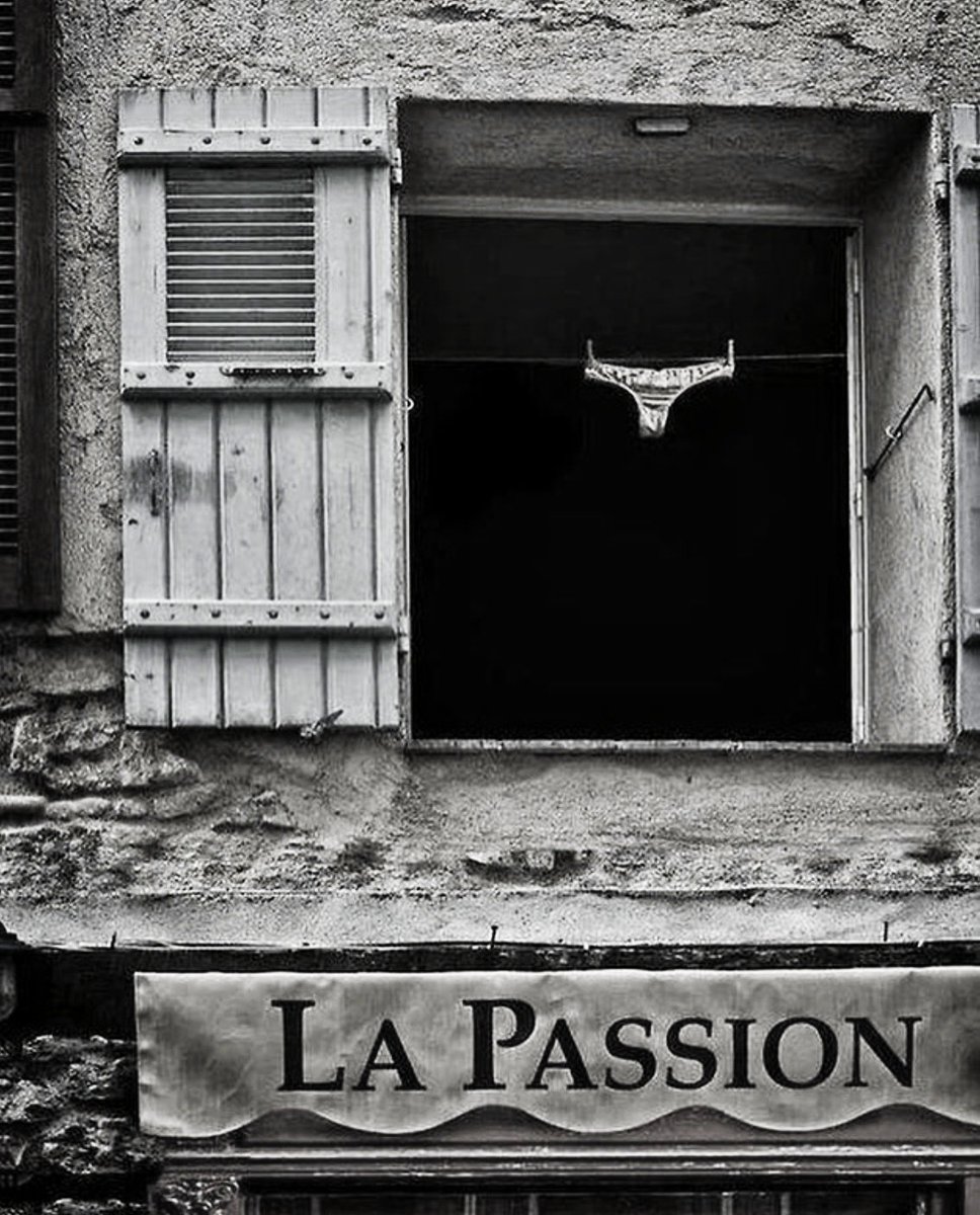 ¿Quién se anima a escribir un microrrelato inspirado en esta fotografía? 
📷 Dominique Agius