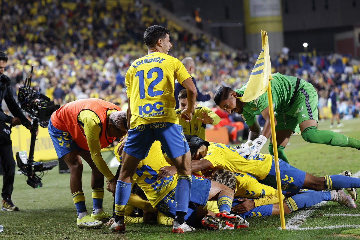 Qué noche, qué equipo, qué afición.💙💛😍 Muy feliz por mi primer gol en LaLiga y ayudar a conseguir una victoria delante de nuestra gente que nos impulsa todavía más. Seguimos 💪🏻 #LaUnionHaceLasPalmas @UDLP_Oficial