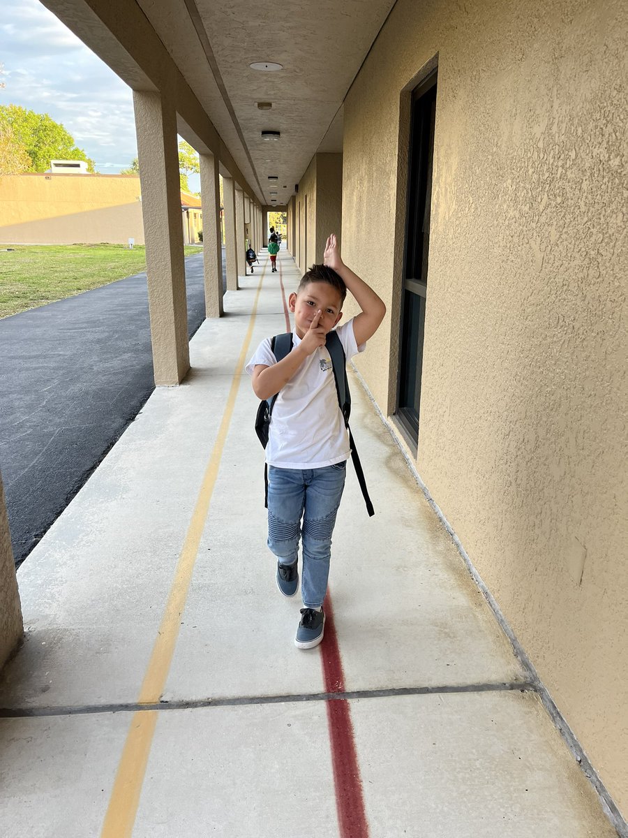 This Shark had “Fins Up” walking into school all on his own. Ready to start his day on the right FIN! 🦈 #SharkPride #LevelUpNPE @CollierPBIS @collierschools