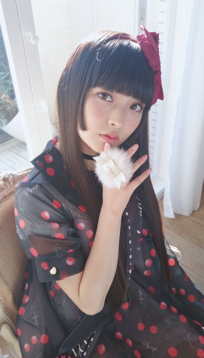 natsunomizu's tweet photo. 上坂すみれちゃん10周年イヤー完走おめでとうございます、11周年目もその先もずっとだいすきです。お写真はわたしの写真フォルダで1番昔の2013年のすみれちゃん。かわいすぎるー♡ https://t.co/LLtG87QXqx