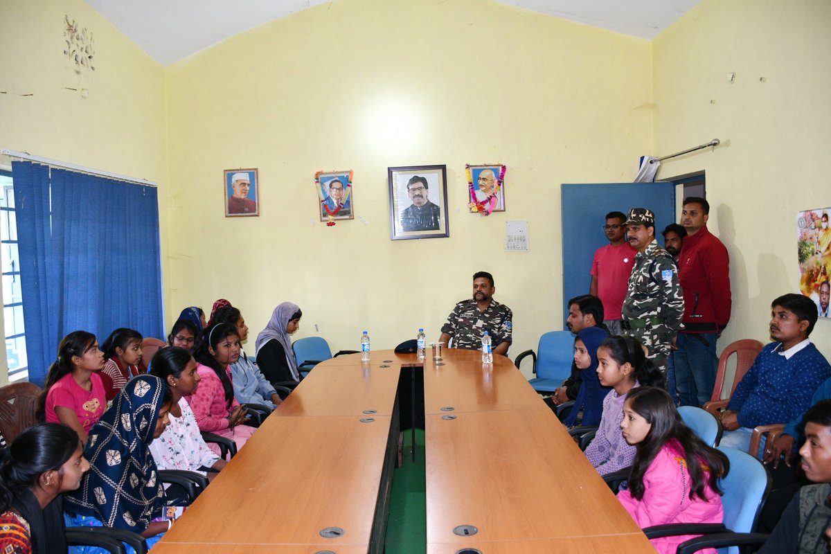 35bnSsb's tweet image. दिनांक 10.02.2024 को श्री किसलय उपाध्याय, उप-कमांडेंट @35bnSsb के द्वारा “एफ” समवाय शिकारीपाड़ा  में नागरिक कल्याण कार्यक्रम 23-24 के तहत बेसिक कंप्यूटर कोर्स  का समापन  किया गया I  
#CivicActionProgramme
@SSB_INDIA  @ssbpatna  @ShqGaya