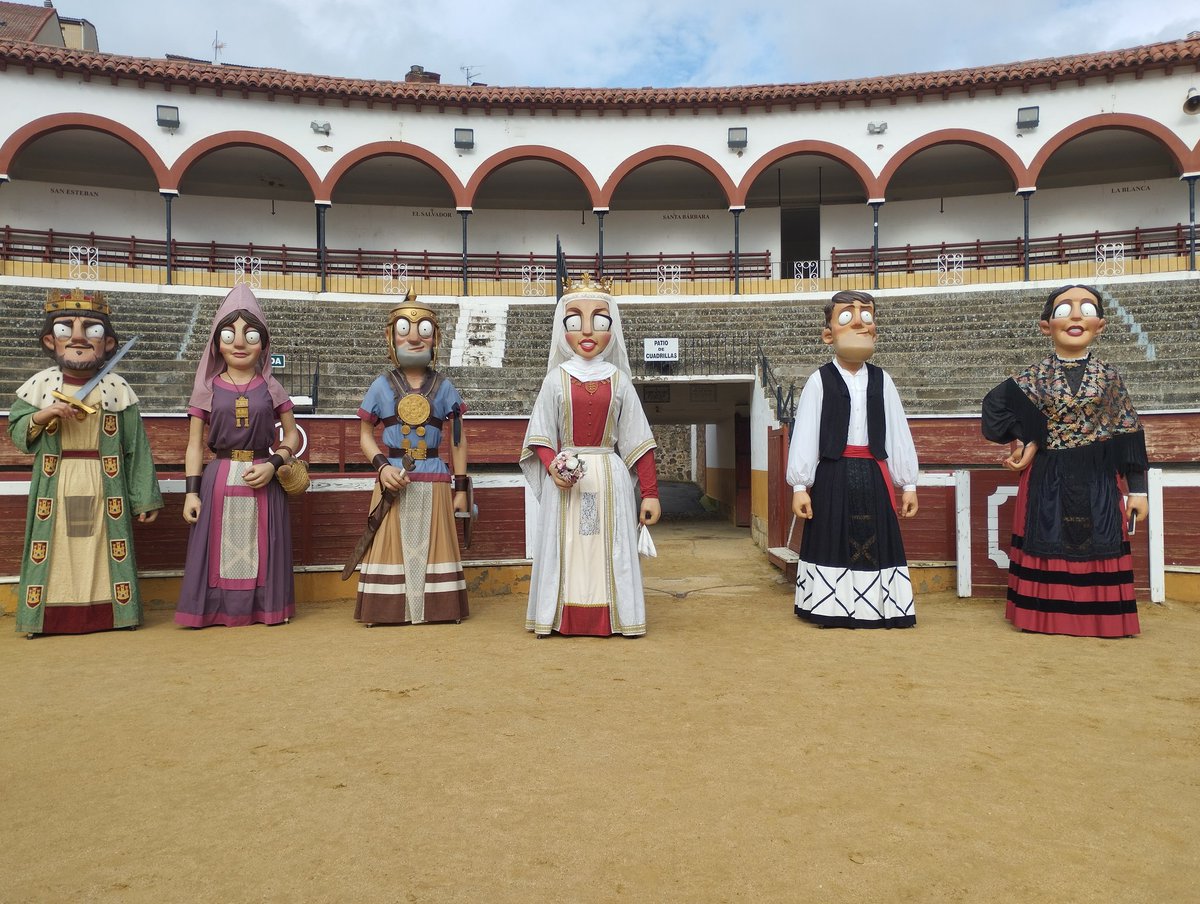 ComparsaSoria's tweet photo. Carnaval cumplido, aún con este tiempo, gracias al acompañamiento de la Escuela Enclave Musical JOSS y a toda la gente que ha colaborado y acompañado estos días!!! @Ayto_Soria https://t.co/WUjzXsRqGd