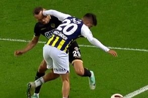 Haram puan alarak şampiyon olamazsınız <a href="/TFF_Org/">TFF</a> ve hakemlerinize rağmen "Şampiyon Galatasaray Yazdıracağız" 🦁💛♥️
#KadıköydeKaraGece