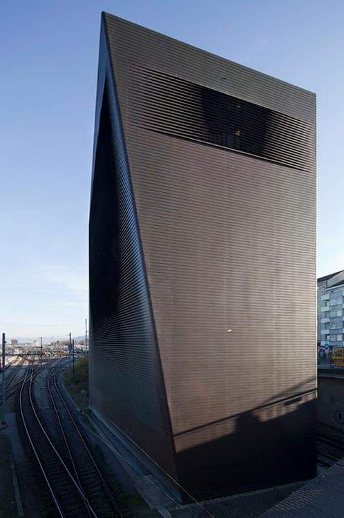 areasvellas's tweet photo. Central Signal Box, Basel Station, Switzerland. 1999 
Herzog and de Meuron...
#architecture #arquitectura #Herzog #deMeuron https://t.co/WTjhhOosXE