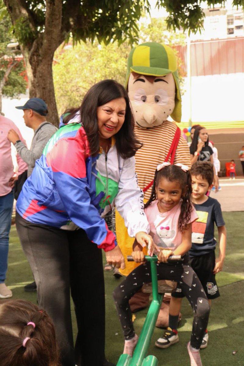 Dijo la alcaldesa @gestionperfecta que en la Plaza Los Liceos, parroquia San José, especialmente los niños se diviertieron con actividades, color y gran alegría, en estos espacios recuperados para el disfrute de los caraqueño y visitantes.

#11Feb #Oriele
#VenezuelaAvanzaFeliz