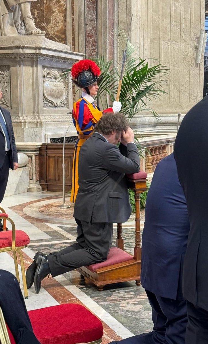 derlilopeza's tweet image. De judío a católico en un pestañeo. 🙄