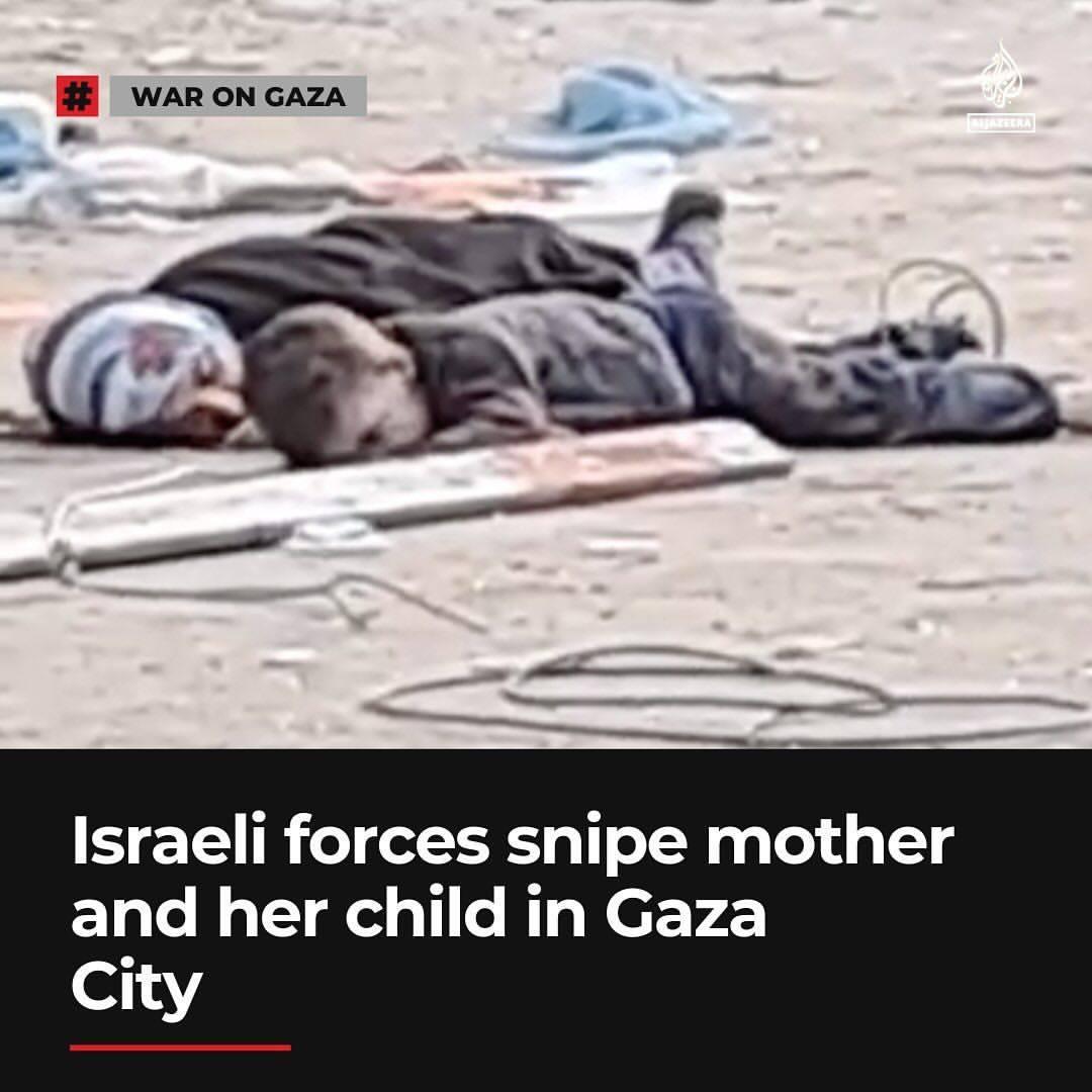 lecon_spirator's tweet photo. Une mère palestinienne, Hadeel, et son enfant, Imad, allongés dans une rue du quartier de Sheikh Radwan, dans la ville de Gaza, après qu'un tireur d'élite israélien les a abattus tous les deux.⁠ Selon Ismail al-Ghoul d'Al Jazeera, l'enfant a survécu tandis que la mère a été tué https://t.co/BhsnhhWnmI