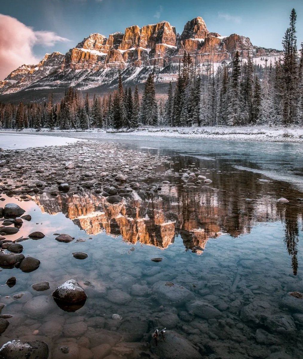 danschyk's tweet photo. Castle Mountain, Banff AB https://t.co/iH72paJKi1