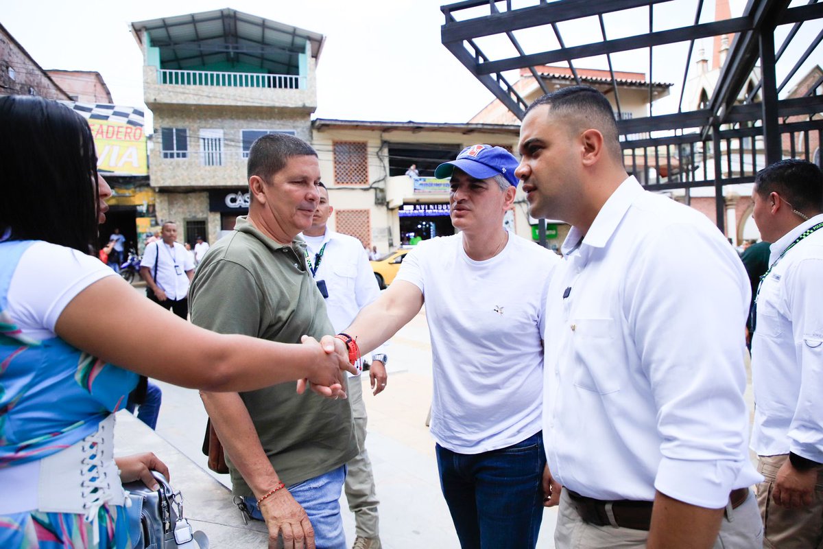 GobAntioquia's tweet photo. Desde Segovia le decimos a toda la comunidad del Nordeste y el Bajo Cauca que aquí estamos y que no los dejaremos solos. Los esfuerzos de nuestra Fuerza Pública han sido inagotables y no descansaremos hasta devolver la tranquilidad y restablecer por completo el orden. https://t.co/ptQdr6nNMS