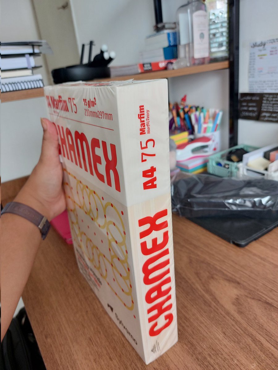 iestudiesbr's tweet image. Chegou a minha resma de papel para fazer os caderninhos durante o ano 🤏

Uma dica: para quem gosta da cor das folhas desses caderninhos que já vendem prontos e não é branco, a cor é marfim, cada caderno eu coloco 50 folhas (que ao cortar ficam 100) e encaderno 🤍🪻