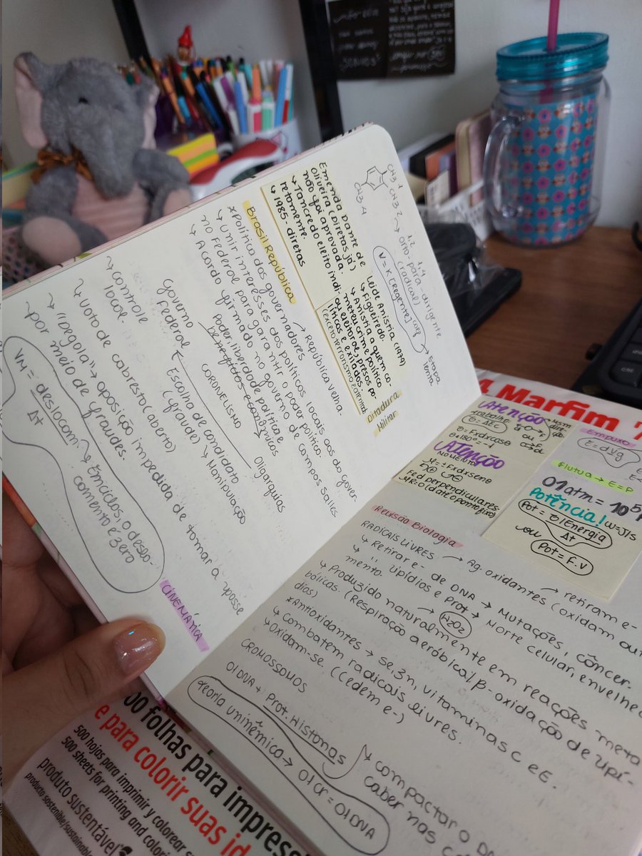 iestudiesbr's tweet image. Chegou a minha resma de papel para fazer os caderninhos durante o ano 🤏

Uma dica: para quem gosta da cor das folhas desses caderninhos que já vendem prontos e não é branco, a cor é marfim, cada caderno eu coloco 50 folhas (que ao cortar ficam 100) e encaderno 🤍🪻