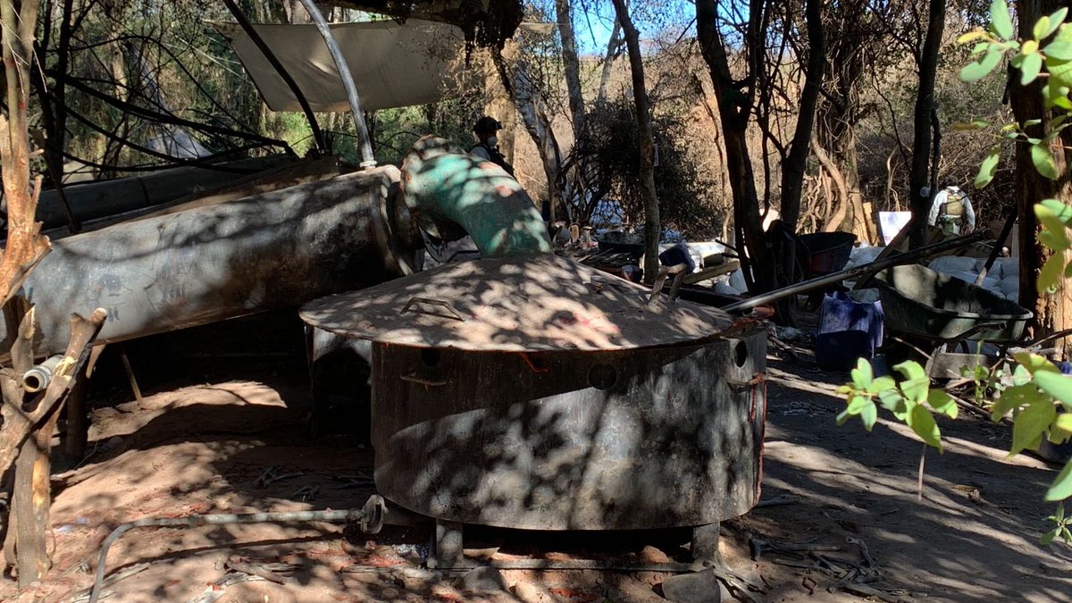 elalbertomedina's tweet image. 🔴 #ÚltimaHora 🔴

Localizan en #Sonora el laboratorio clandestino MÁS GRANDE en el sexenio de #AMLO para crear metanfetaminas.

Al menos 35 toneladas de droga y 5 toneladas de sustancias químicas fueron aseguradas por elementos de @SEMAR_mx en las inmediaciones de #Quiriego.…