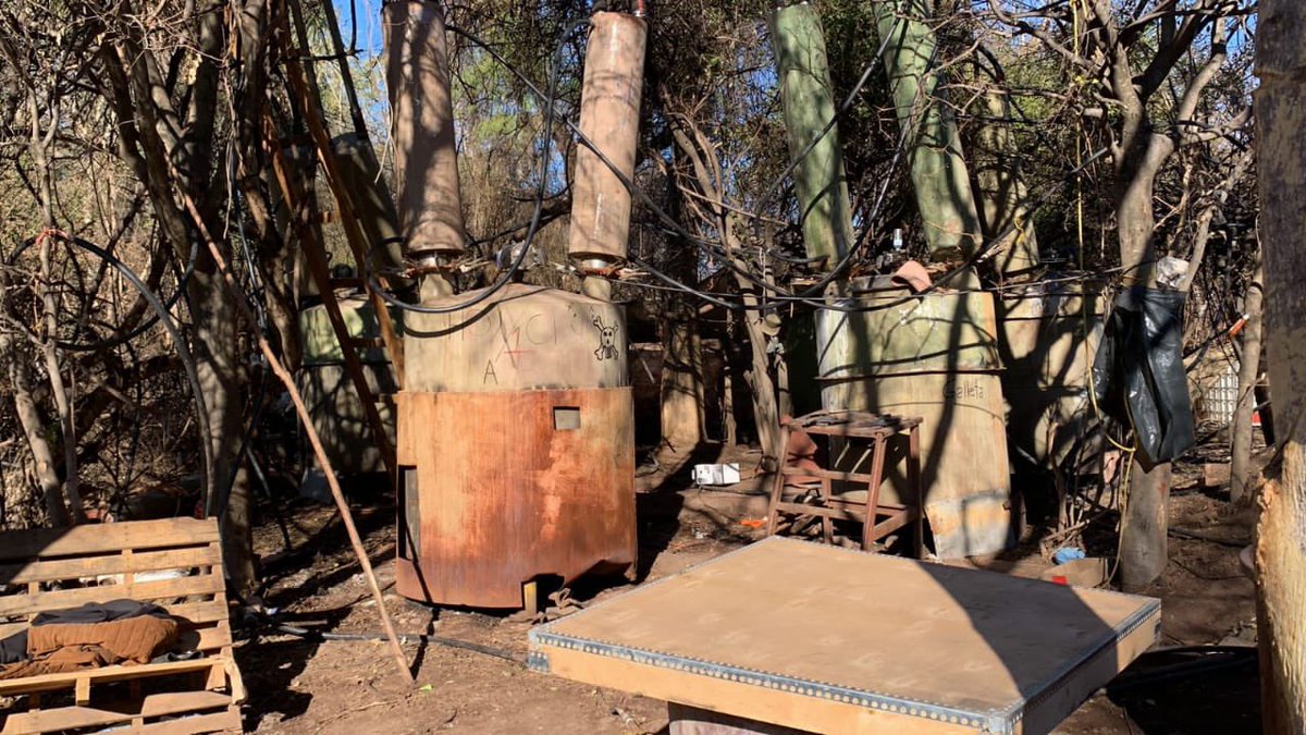 elalbertomedina's tweet image. 🔴 #ÚltimaHora 🔴

Localizan en #Sonora el laboratorio clandestino MÁS GRANDE en el sexenio de #AMLO para crear metanfetaminas.

Al menos 35 toneladas de droga y 5 toneladas de sustancias químicas fueron aseguradas por elementos de @SEMAR_mx en las inmediaciones de #Quiriego.…