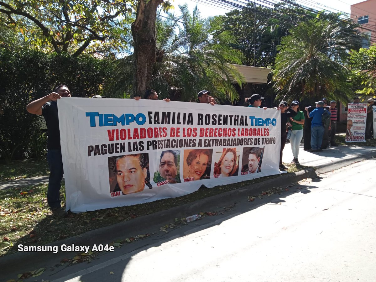 #YaEsTiempo Yani Rosenthal y familia de cumplir con la resolución judicial dictada definitivamente por la Corte Suprema de Justicia, hay que pagar las prestaciones a los extrabajadores de #DiarioTiempo hoy estuvimos ejerciendo nuestro derecho a reclamar en las casas de ellos.