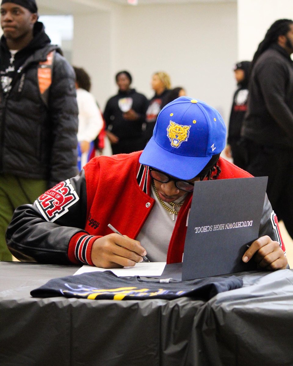 IT’S OFFICIAL,
GO WILDCATS💙💛!
<a href="/DutchtownFB1/">Dutchtown Bulldogs FB🐶</a> <a href="/DTown_DAWGS/">Dutchtown HS Athletics</a> <a href="/niketaq/">Coach “Blizzy” Niketa Battle</a> <a href="/_Coach_O/">⭕Coach Owens❌</a> <a href="/msb4302003/">@coachMBell M.Ed (Boom)</a> <a href="/dreamchasin21/">Coach Mont</a> <a href="/FVSUFootball/">FVSU Football</a> <a href="/FvsuPride/">FVSU Wildcats Pride</a> <a href="/FVSUATHLETICS/">FVSU Sports</a>