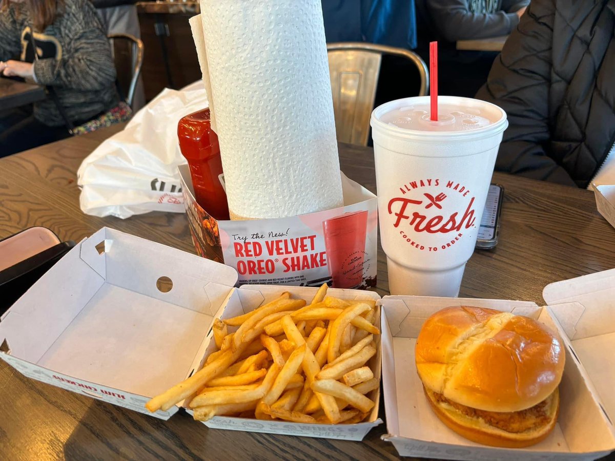 Hey @TreyGalloway32 ! Thanks for lunch! Glad to know you worked hard to be prepared for last night’s game! #BoilerUp @slimchickens @BoilerBall