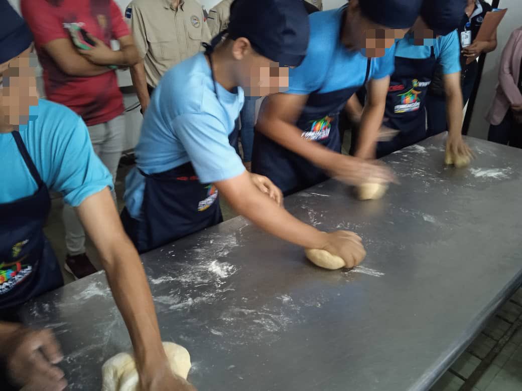 Derecho_paz's tweet photo. Impulsamos la formación en oficios para los adolescentes en conflicto con la ley penal desde las entidades de atención. 

En esta oportunidad en alianzas con el Inces activamos el taller de panadería en la Entidad de Atencion San Cristóbal, estado Táchira. https://t.co/jVkGUTjr0U