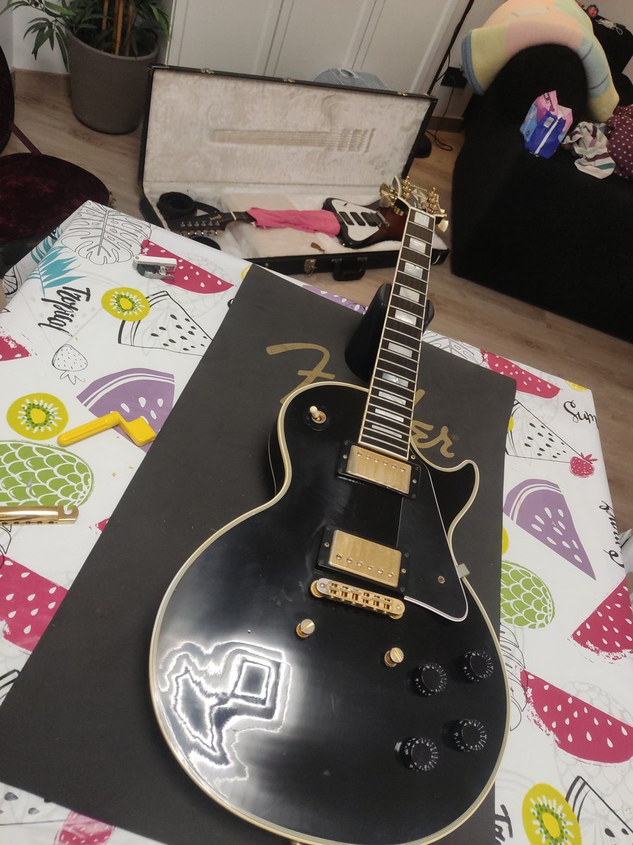 Cabane99's tweet photo. Cuando sabes que tarde o temprano debes volver a tus antiguos hábitos de vida ❤️🎸
#gibson #firebirdnonreverse #lespaul #custom #blackbeauty https://t.co/3EddUhGQji