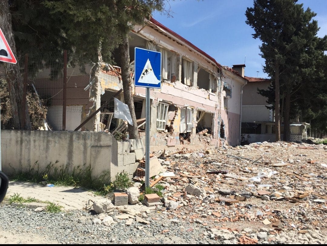 cicekliken84's tweet photo. Şartlarımız çok kısıtlı. Maddi ve manevi anlamda çok yıprandık. Farklı işler yapmak istemiyoruz. Biz eğitimciyiz, bizi öğrencilerimize kavuşturabilirsiniz, şartsız atama tek isteğimiz.
@RTErdogan
@fahrettinaltun
@_cevdetyilmaz
@Yusuf__Tekin
#UnutulanDepremzedeÖğretmeneAtama https://t.co/KHhvxu4Ven