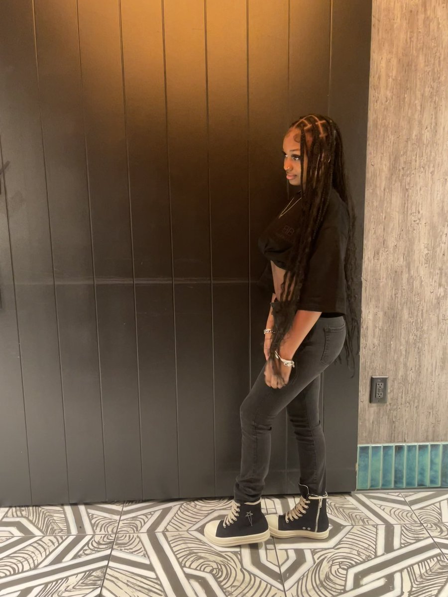 liyahlaurent's tweet image. y’all like my pictures?