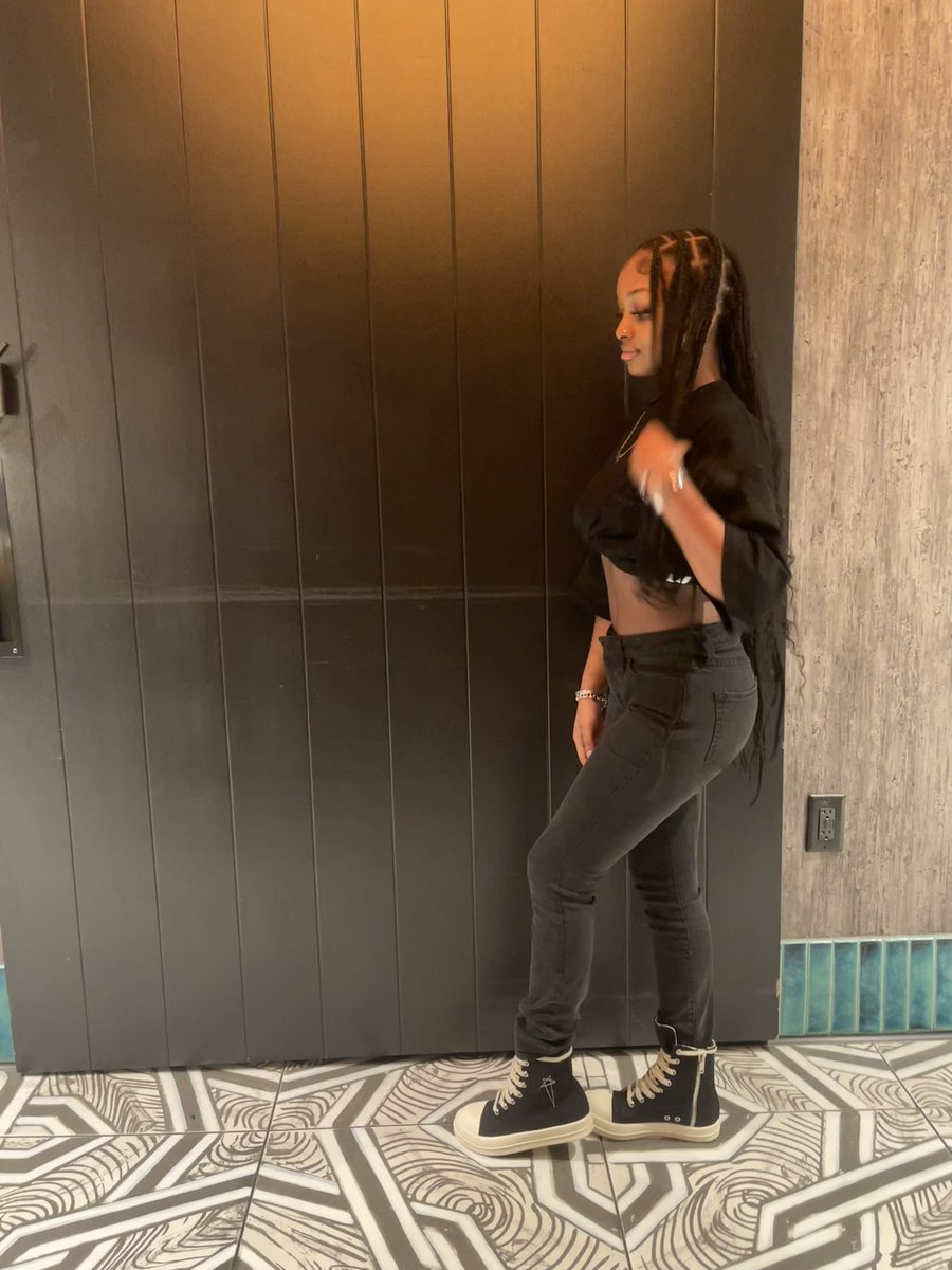 liyahlaurent's tweet image. y’all like my pictures?