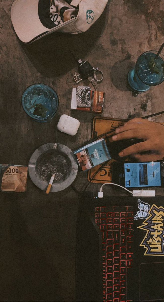 اگر محبت کے  سات درجے ہیں تو تھکن کے شاید چودہ درجات ہیں جس میں سب سے آخری درجہ وہ ہے اگر کوئی پوچھے کے کیسے ہو تو انسان اُس دروازے  کی طرح ڈھے جائے جس  کو سال ہا سال سے دیمک چاٹ رہی ہو۔

#شان
#Goya2024 #fame20 #الاردن_قطر