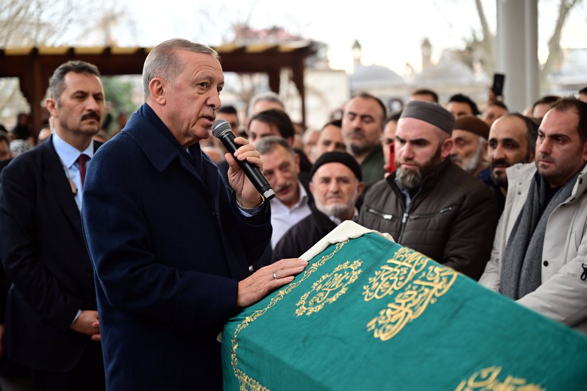 Akparti's tweet photo. Cumhurbaşkanımız Recep Tayyip Erdoğan, trafik kazasında hayatını kaybeden İstanbul Kadın Kolları İl Başkan Yardımcımız Fatma Sevim Baltacı’nın Fatih Camii’nde düzenlenen cenaze törenine katıldı. https://t.co/4oloD0NAff