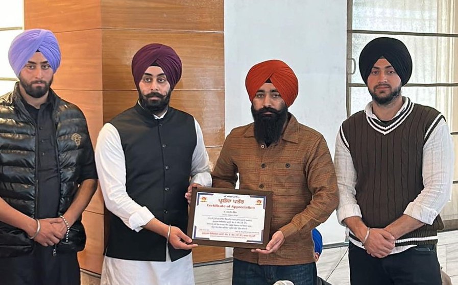 Pehlejanta's tweet photo. M.A.M P.G college in collaboration with Sikh Youth Welfare Association led by Arunpal Singh organised a Gurmat Mahan Samagam at Gurdwara Sri Guru Singh Sabha, Guru Nanak Nagar Jammu https://t.co/fKYpgtIJRU
