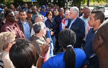 cubacooperaven's tweet photo. Para saber lo que el pueblo quiere, no hay más que venir a hablar con el pueblo, y esa será siempre nuestra línea de conducta"  Fidel   En el pueblo de #Cuba es incontable la #GenteQueSuma https://t.co/xMwHQFZrzk